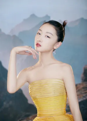 周冬雨黄色抹胸长裙性感图片_1