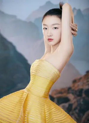 周冬雨黄色抹胸长裙性感图片_2
