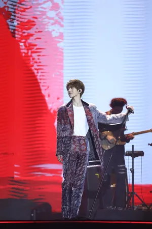 蔡徐坤微博之夜舞台照图片_1