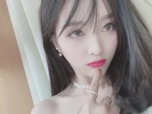 吴宣仪微博之夜甜美自拍照图片