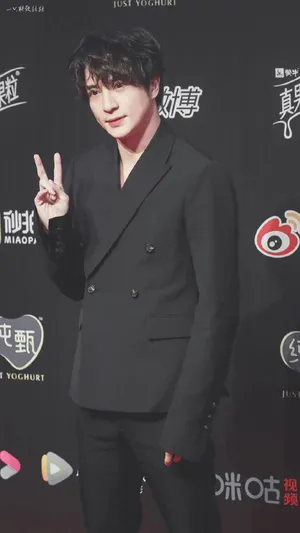 薛之谦微博之夜帅气图片_12