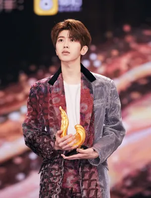 蔡徐坤2019微博之夜舞台照图片