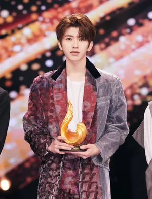 蔡徐坤2019微博之夜舞台照图片_2