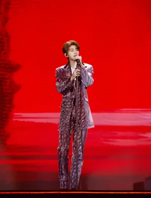 蔡徐坤2019微博之夜舞台照图片_5