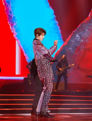 蔡徐坤2019微博之夜舞台照图片_7