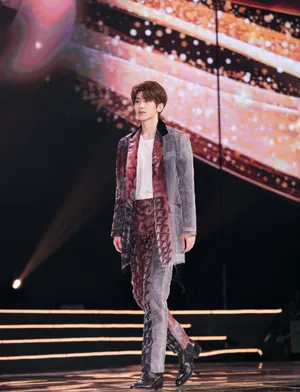 蔡徐坤2019微博之夜舞台照图片_12