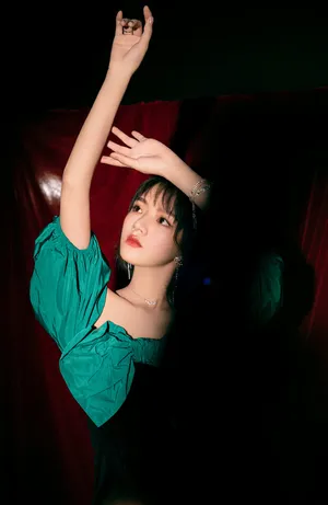 任敏丝绒短裙性感写真图片