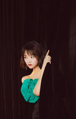 任敏丝绒短裙性感写真图片_2