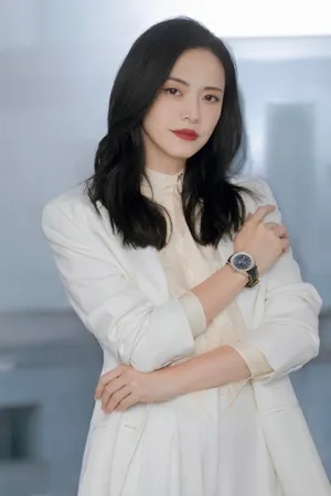 姚晨白色西服干练气质写真图片