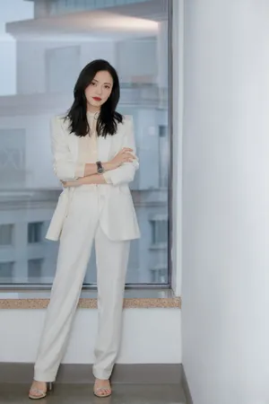 姚晨白色西服干练气质写真图片_2