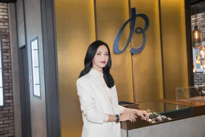 姚晨白色西服干练气质写真图片_3