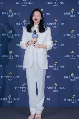 姚晨白色西服干练气质写真图片_4