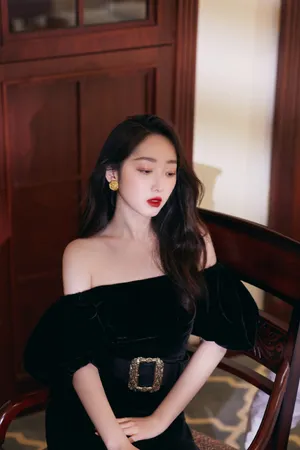 蒋梦婕露肩长裙优雅写真图片