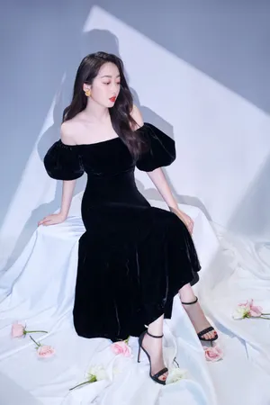 蒋梦婕露肩长裙优雅写真图片