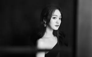 何泓姗露肩裙性感优雅写真图片