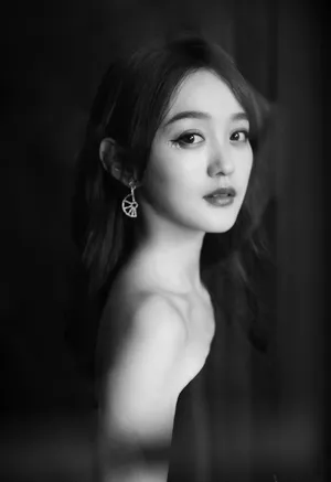 何泓姗露肩裙性感优雅写真图片_5