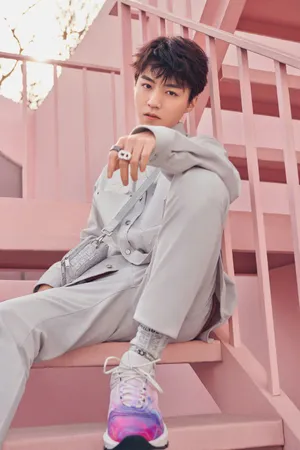 王俊凯摩登少年感写真图片_5