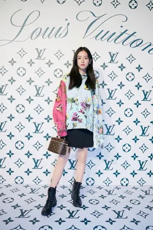 周也拼色花卉卫衣性感图片_4