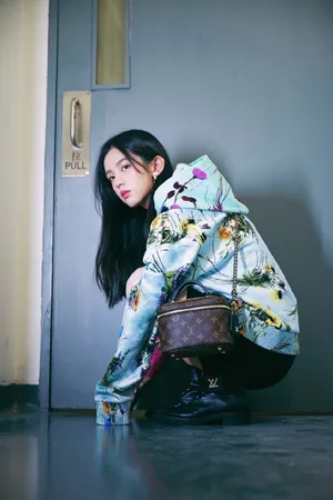 周也拼色花卉卫衣性感图片_7