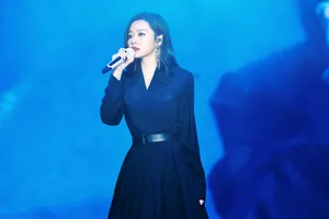 张靓颖黑色礼裙古典优雅写真图片