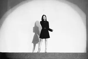 张靓颖黑色礼裙古典优雅写真图片_2
