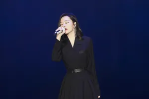张靓颖黑色礼裙古典优雅写真图片_3