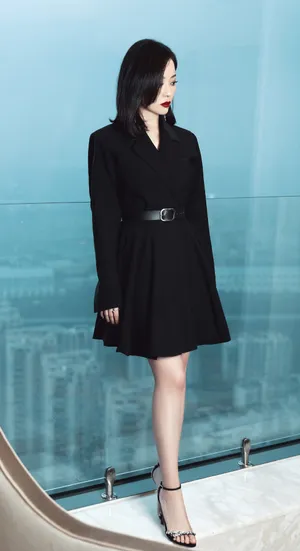 张靓颖黑色礼裙古典优雅写真图片_7