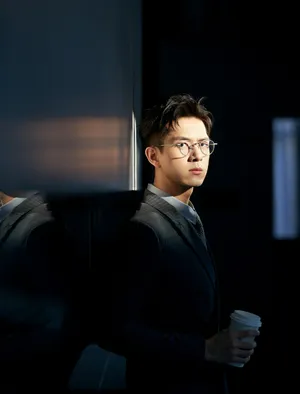 李现条纹西装酷帅写真图片_6