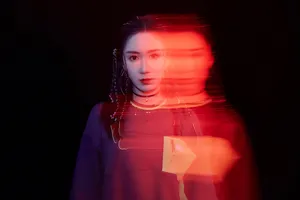 娄艺潇嘻哈风时髦写真图片_5