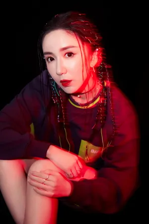 娄艺潇嘻哈风时髦写真图片_6