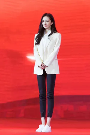 杨幂白色西装时尚干练写真图片_3