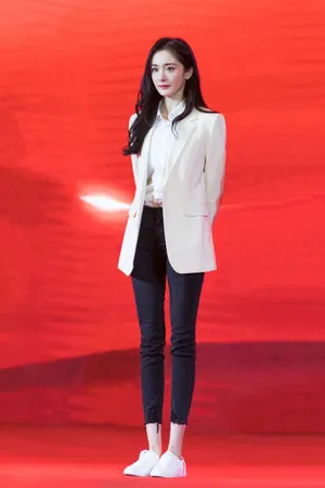杨幂白色西装时尚干练写真图片_4