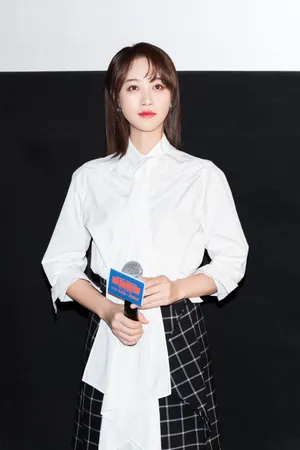 蓝盈莹时尚干练路演图片