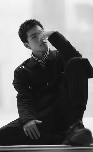 杨洋清爽帅气黑白写真图片_1