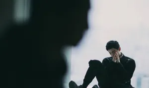 杨洋清爽帅气黑白写真图片