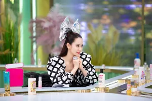 戚薇巨型米妮头饰俏皮图片_3