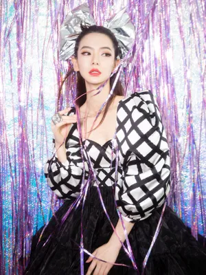 戚薇巨型米妮头饰魅力写真图片_1