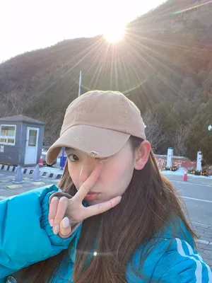 陈瑶可爱俏皮街拍照图片_1