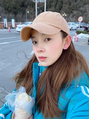 陈瑶可爱俏皮街拍照图片_1