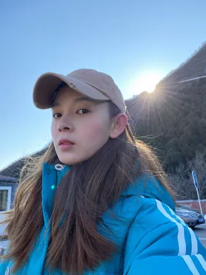 陈瑶可爱俏皮街拍照图片_2