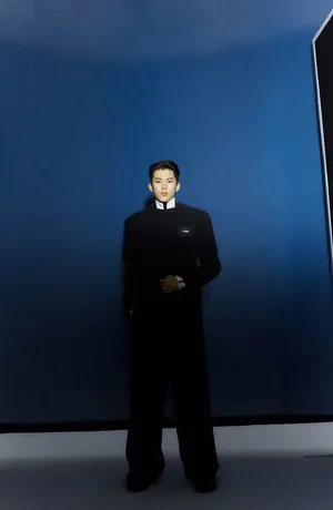 王鹤棣酷帅养眼时尚写真大片_5