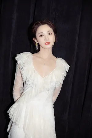 彭小苒蕾丝裙性感写真图片
