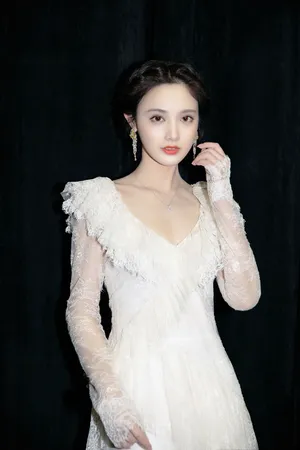 彭小苒蕾丝裙性感写真图片_2