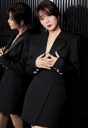 殷桃连体西服性感写真图片_1