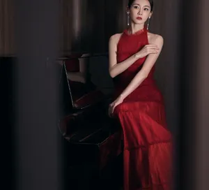苗苗红裙性感靓丽写真图片_4