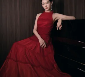 苗苗红裙性感靓丽写真图片_5