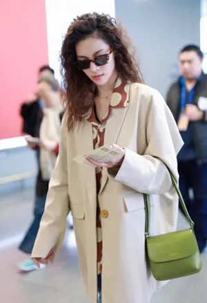 钟楚曦泡面头机场私服街拍图片