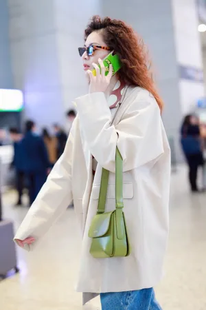 钟楚曦泡面头机场私服街拍图片