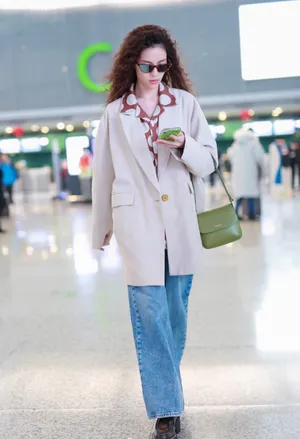 钟楚曦泡面头机场私服街拍图片_2