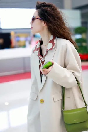 钟楚曦泡面头机场私服街拍图片_3